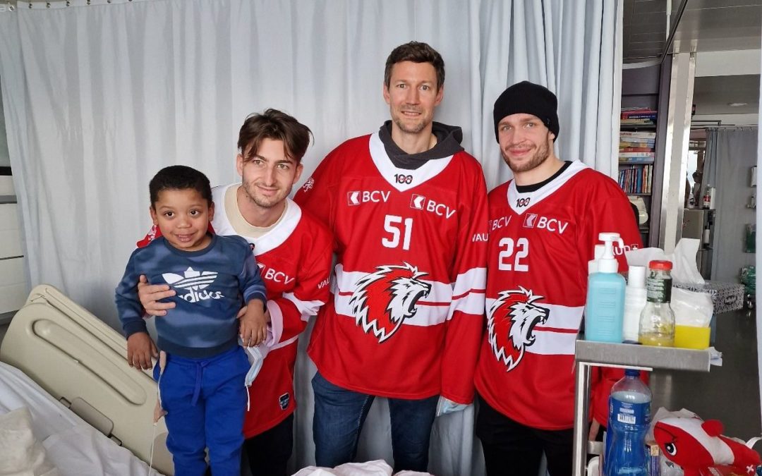 Les joueurs du LHC rendent visite aux enfants hospitalisés au CHUV